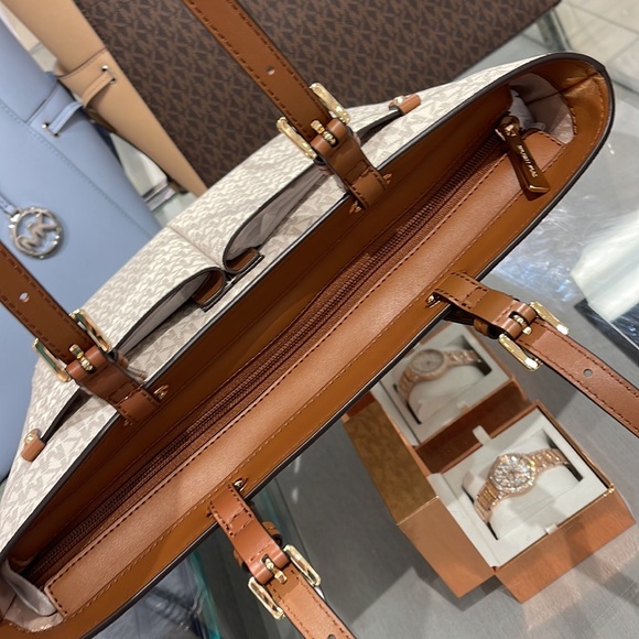 MICHAEL KORS JET SET TRAVEL MEDIUM DOUBLE POCKET TOTE 
VANILLA SIGNATURE
NWT - Picture 7 of 16